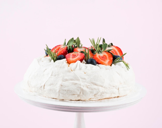 Free photo cake with strawberries and cream