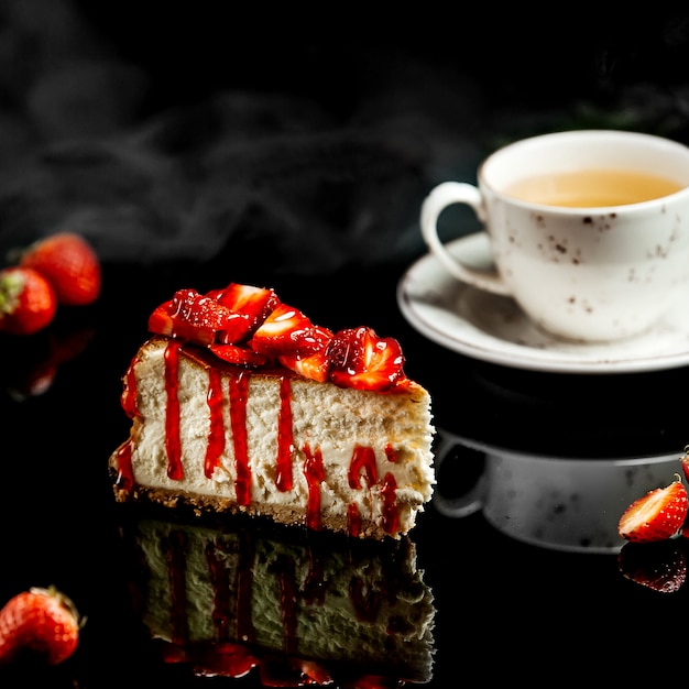 Cake with strawberries and red sirope