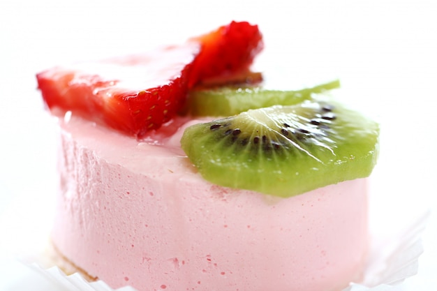 Cake with strawberry and kiwi