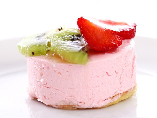 Cake with strawberry and kiwi