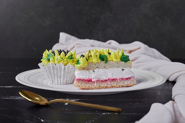 하얀 접시에 해바라기 스타일 장식 케이크.