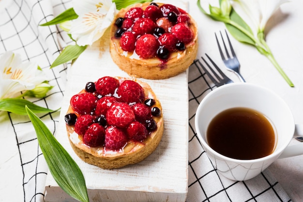 Foto gratuita torte con disposizione di frutta