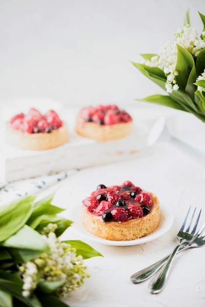 Foto gratuita torte con decorazioni di frutta