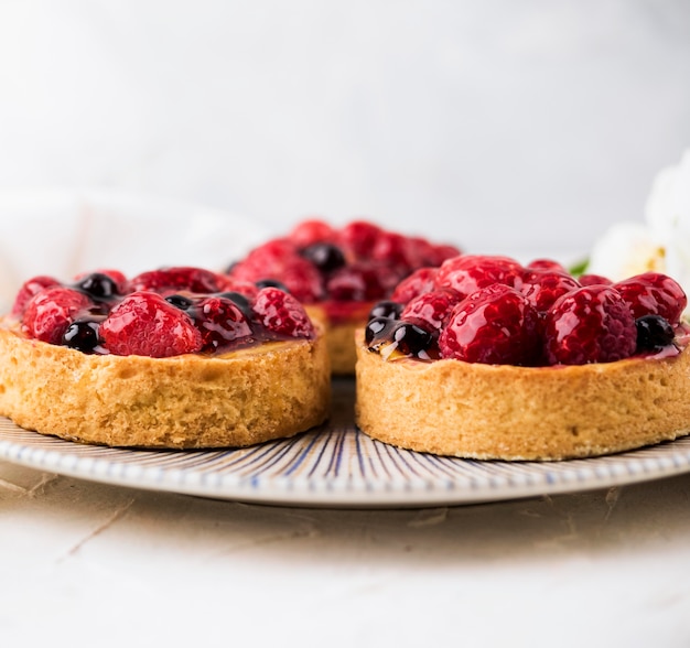 Free photo cakes with fruits on plate