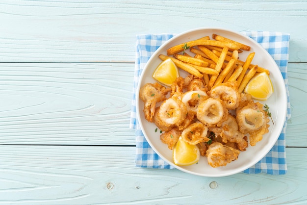 Кальмары - жареные кальмары или осьминоги с картофелем фри