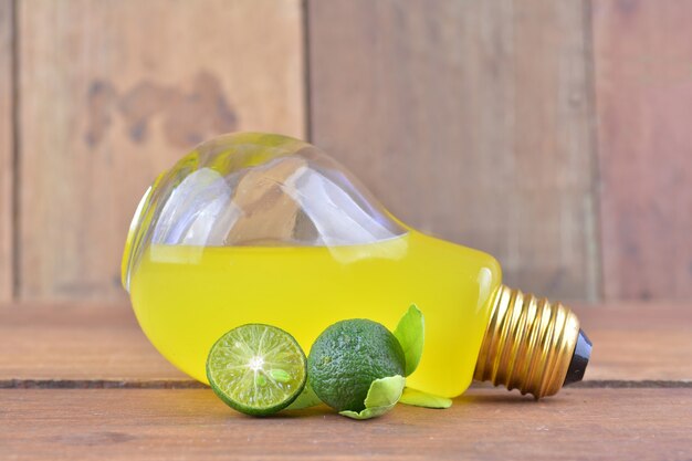 레몬 음료와 함께 전구에 Calamondin입니다. Calamondin은 신 과일과 높은 비타민 C 프리미엄 사진
