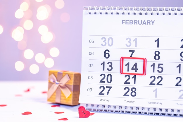 Foto gratuita calendario con la data 14 febbraio uno sfondo festivo per san valentino