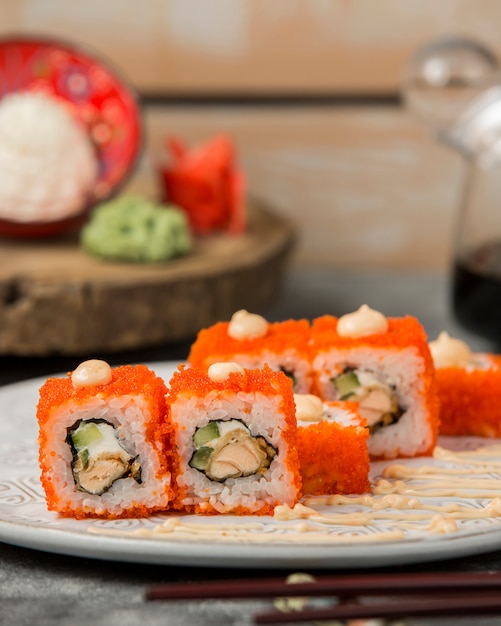 Free photo california roll tempura ebu maki with red tobiko