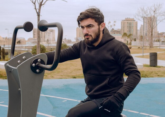 Un istruttore di ginnastica artistica che fa il suo allenamento di routine