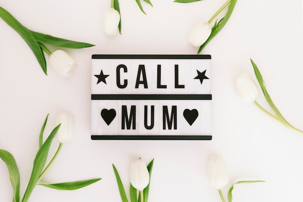 Free photo call mum inscription with tulips