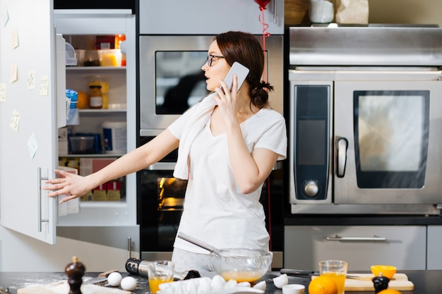 Free photo calling in the kitchen