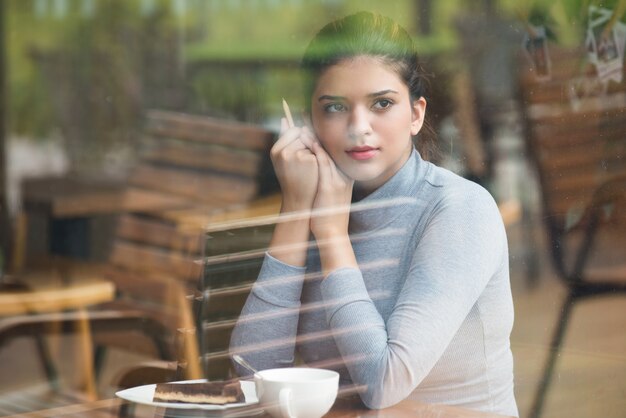 Спокойный индийский студент девушка, проводить досуг в кафе