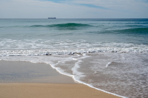 オーストラリア、クイーンズランド州のサンシャインコーストの穏やかな海