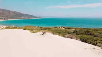 Бесплатное фото Спокойное бирюзовое море и пустынный пляж