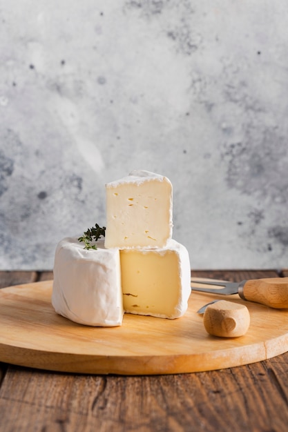 Foto gratuita fetta di camembert sopra il rotolo