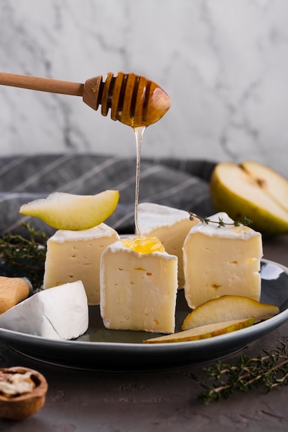 Free photo camembert slices with pear and honey