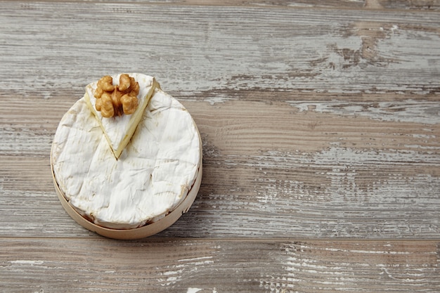 Foto gratuita camembert in una scatola di legno sul fondo della tavola del grunge