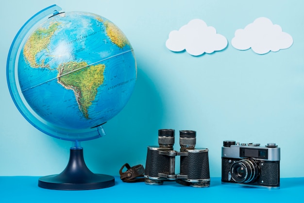 無料写真 地球と雲の近くのカメラと双眼鏡