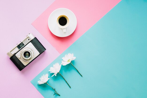 カメラ、花、コーヒー