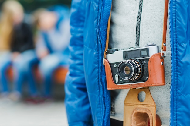 Foto gratuita macchina fotografica appesa all'uomo