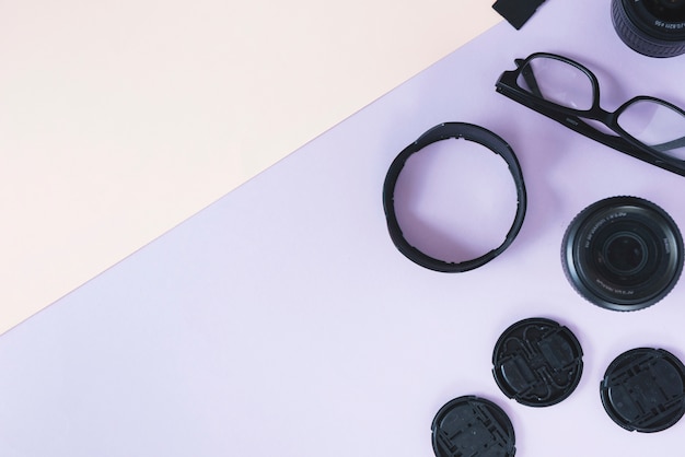 Бесплатное фото Объектив; удлинительные кольца с аксессуарами для фотоаппарата и очки на двойном фоне