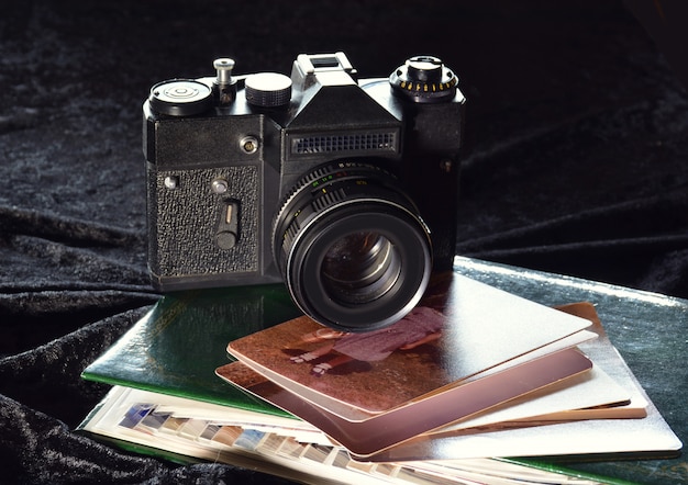 Фотоаппарат винтаж с антикварными фотографиями и фотокнигами