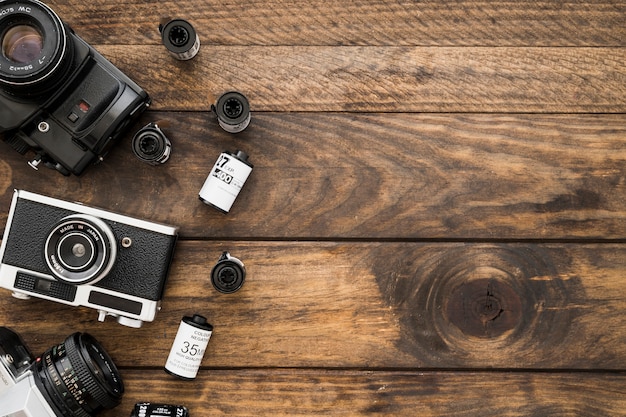 木製テーブルトップのカメラとフィルムカセット