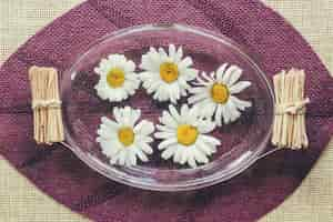 Free photo camomiles in bowl