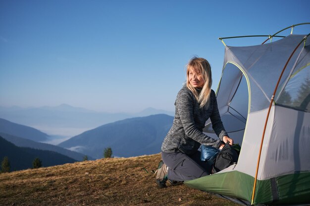 山で一人の女性のキャンプ