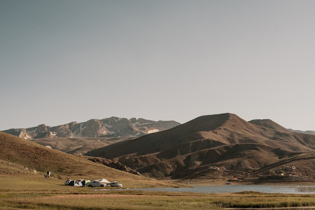Foto gratuita accampandosi in macchina nelle montagne della turchia