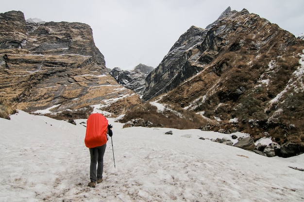 Free photo camping people cold hiking backpack