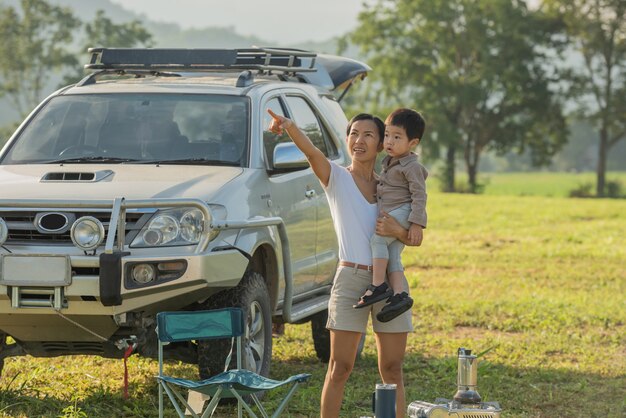 子供と一緒にキャンプ。秋の公園で屋外で過ごす幸せな母と息子。