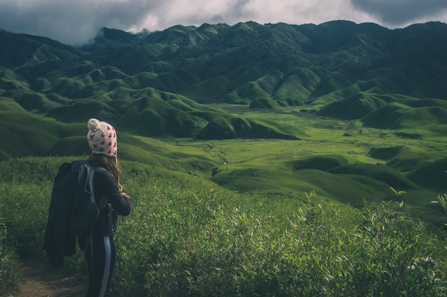 Una donna canadese che fa un'escursione nella valle dzukou del nagaland