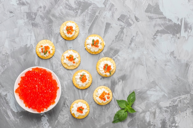 Foto gratuita canape con caviale rosso per la festa.