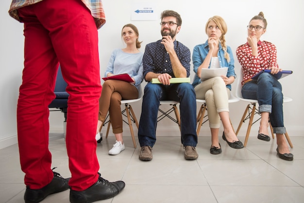 Candidati in attesa di un colloquio di lavoro.