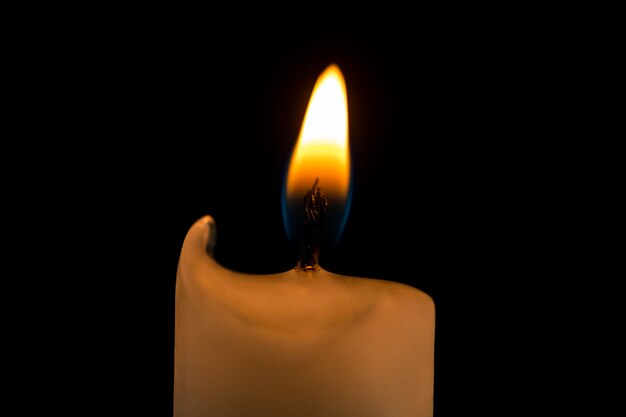 Свеча светлый фон, реалистичное пламя, изображение с высоким разрешением