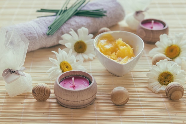 Free photo candles and bowl with shea butter