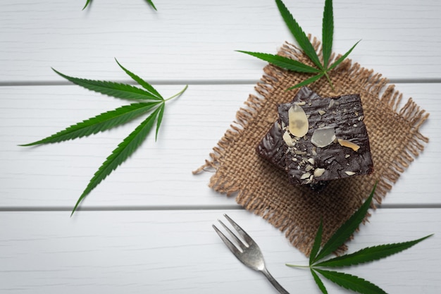 Foto gratuita brownie alla cannabis e foglie di cannabis messe su tessuto