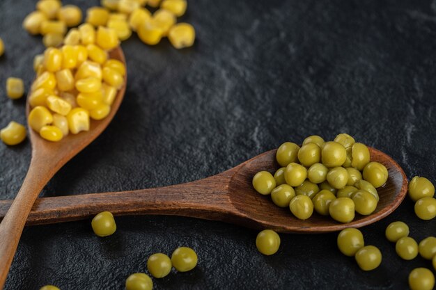 Canned corns seeds with green peas. .