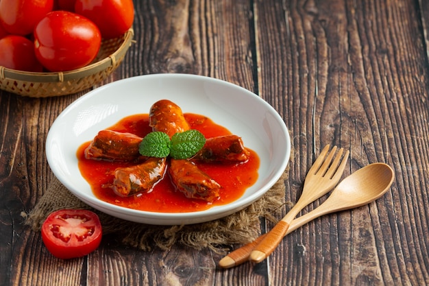 Foto gratuita conserve di pesce in zuppa di pomodoro