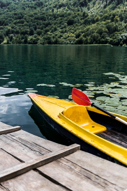 湖の木製桟橋の近くに浮かぶカヌー
