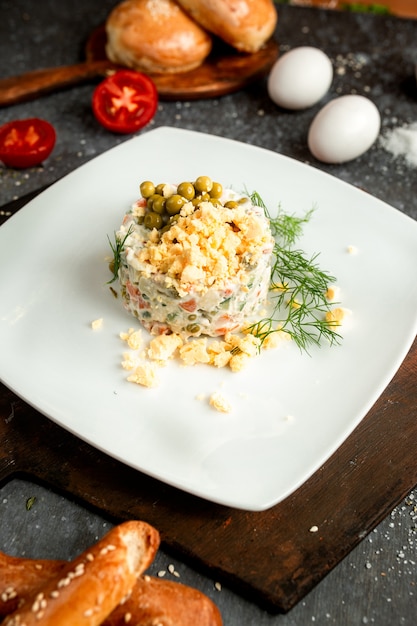 Foto gratuita insalata capitale con piselli su un piatto bianco