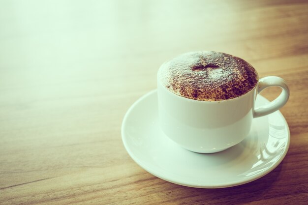 흰색 컵에 카푸치노 커피