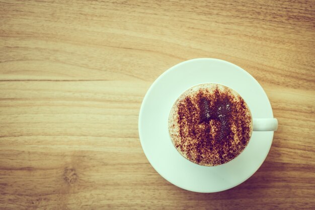 白いカップのカプチーノコーヒー