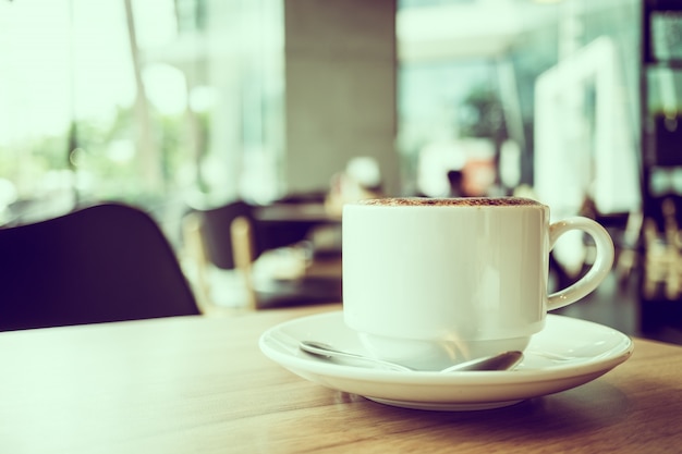 白いカップのカプチーノコーヒー