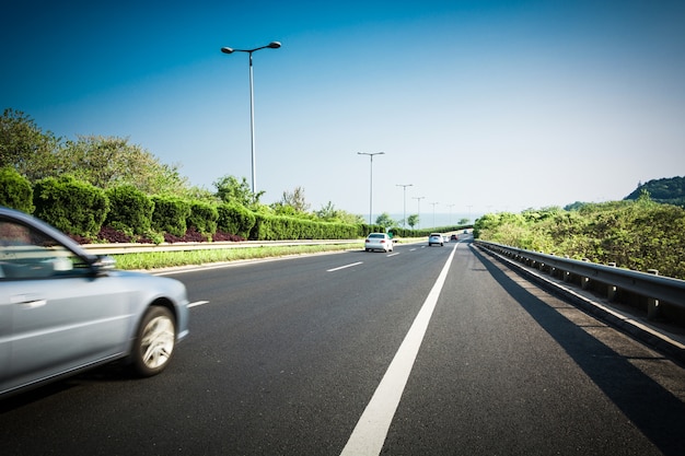 夏のアスファルト道路の車