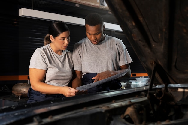 Foto gratuita auto in cura in officina