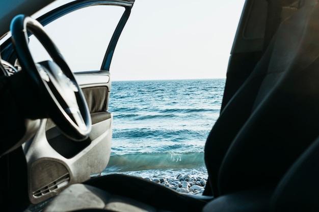 Дверь автомобиля открыта у моря