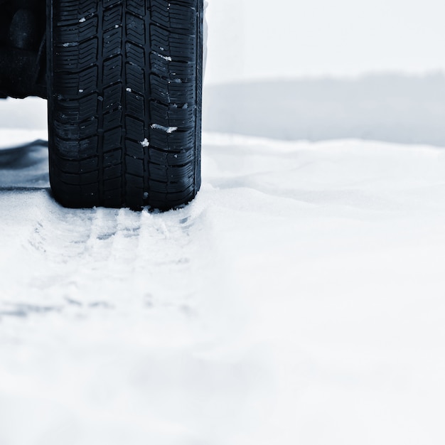 無料写真 冬の車。悪天候の雪道でのタイヤ。