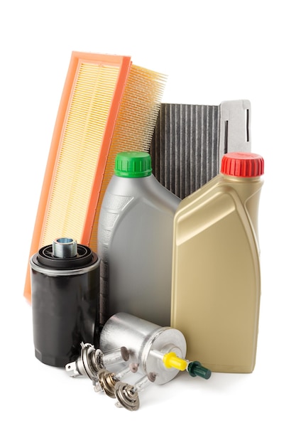 Foto gratuita i filtri dell'olio per auto e l'olio motore possono essere isolati su bianco